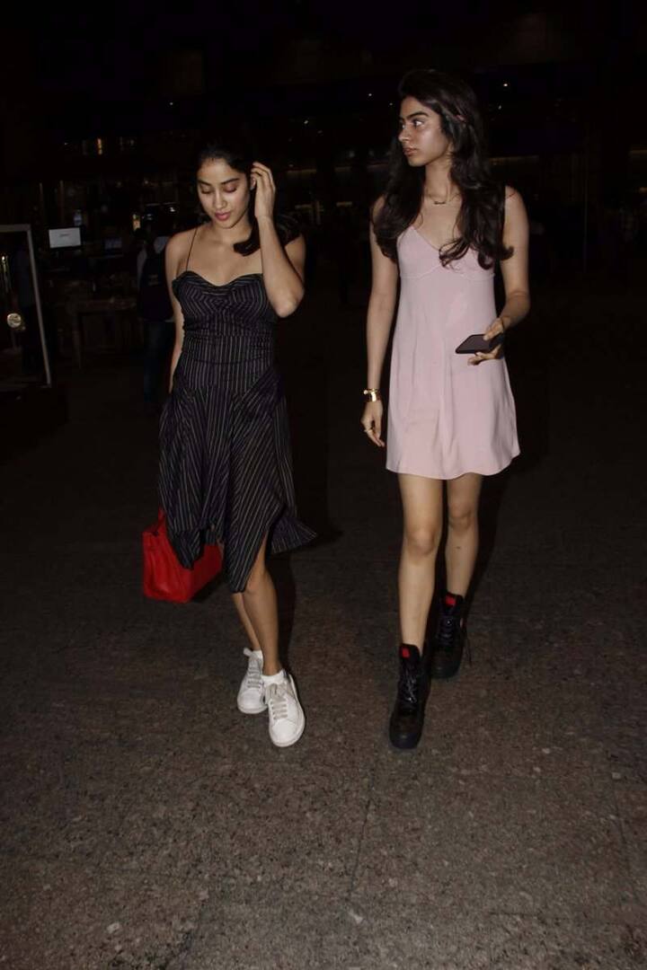 त्यावेळी दोघीही कॅमेऱ्यात कैद झाल्या. 