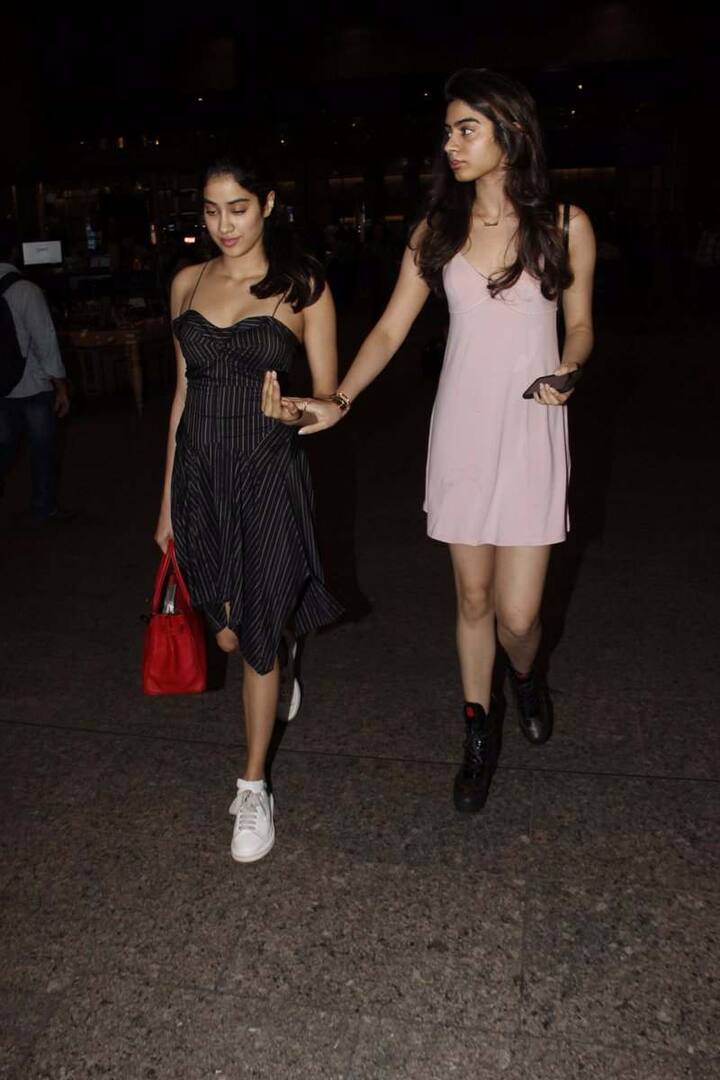  पाहा जान्हवी आणि खुशीचे फोटो 