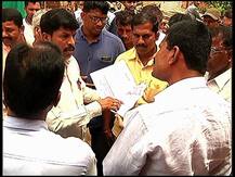 10 वर्षांनी कर्ज वसुलीची आठवण, पथकाला नागरिकांचा घेराव