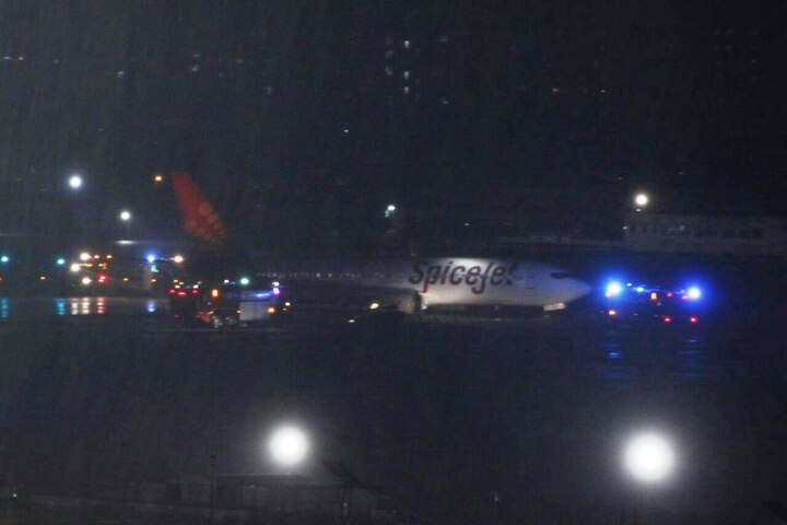 Mumbai Spicejet Plane Accident On Runway Latest Marathi News Updates मुंबई विमानतळावर स्पाईसजेटचं विमान लँडिंगवेळी चिखलात रुतलं