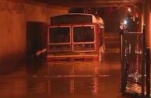 मुंबईला पावसाने झोडपलं, कुठे पाणी साचलं, कुठे बस अडकली