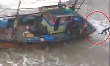 खवळलेला समुद्र... तुफान पाऊस आणि हेलकावे खाणारी बोट! 