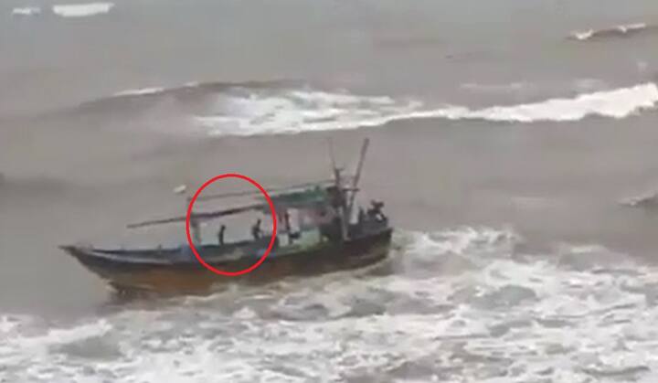 दरम्यान एनडीआरएफची एक टीम पुण्याहून दापोलीकडे रवाना करण्यात आली आहे.