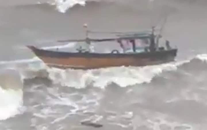 यातील बहुतांश खलाशांनी पोहत बाहेर येत आपले प्राण वाचवले. 