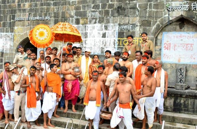 यंदा भाविकांच्या सोयीसाठी प्रथमच तुळजापुरात अत्यंत सवलतीच्या दरात ई-रिक्षा धावणार आहेत. (फोटो: अजिंक्य माने) 