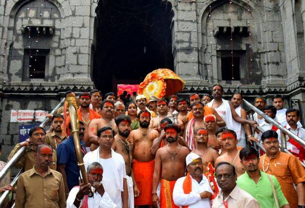 विशेष म्हणजे यंदा मंदिरात प्रथमचं बायोमॅट्रीक पद्धतीनं भक्तांना मंदिरात प्रवेश दिला जाणार आहे. त्यासाठी कार्डही बनवण्यात आले आहेत. कार्डवर भाविकांचा फोटो आणि इतर माहिती असणार आहे. (फोटो: अजिंक्य माने) 