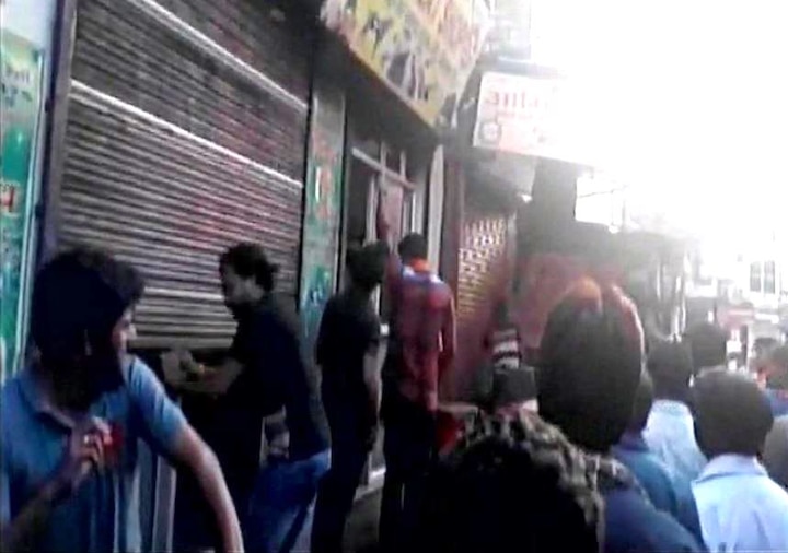 Meat Shops Forced To Close In Gurugram By Shivsena Party Workers शिवसैनिकांनी गुरुग्राममधील मटणाची दुकानं बंद पाडली