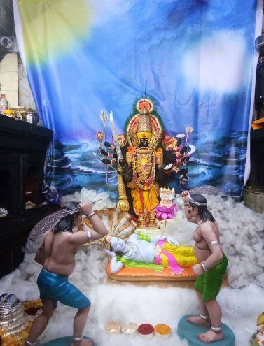 कोल्हापूरच्या अंबाबाईची दशभुजा महाकाली रुपातील पूजा कोल्हापूरच्या अंबाबाईची दशभुजा महाकाली रुपातील पूजा