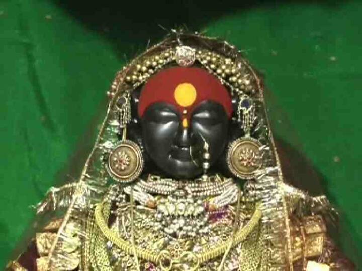 रुक्मिणीमातेला आज भरजरी हिरव्या रंगाचा घागरा आणि लाल रंगाच्या चोलीवर लाल रंगाची चुनरी असा देखणा पोशाख परिधान करण्यात आला होता. 
