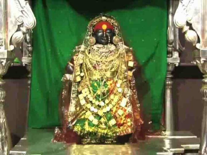शारदीय नवरात्र महोत्सवाला विठ्ठल मंदिरात मोठ्या उत्साहाने सुरुवात झाली असून आज रुक्मिणी मातेला मारवाडी पोशाखात आणि पारंपरिक दागिन्याने नटवण्यात आले आहे.