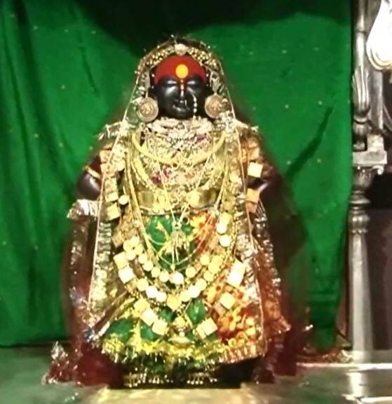 नखशिखांत मारवाडी पद्धतीतील अतिशय मौल्यवान अशा हिरे मोत्याच्या दागिन्याने नटवण्यात आले होते. यात लक्ष्मी हार, चिंचपेटी, हिरे मोत्याच्या माळा, तन्मणी, सोन्याचा कमरपट्टा, कर्णफुले, बिंदी, नथ, ठुशीसह पायात सोन्याचे पैंजण घालण्यात आले आहे. आजचा रुक्मिणी मातेचा हा मारवाडी पोशाख पाहण्यासाठी शेकडो भाविकांनी मंदिरात आहे. 
