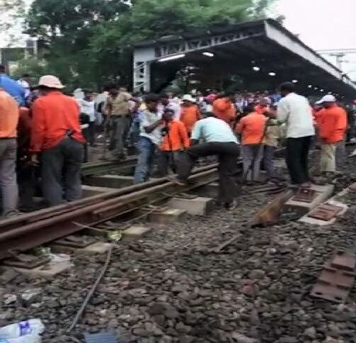 Mumbai Gujrat Railway Traffic Interrupted मुंबई-गुजरात रेल्वे वाहतूक दीड तास उशिरा