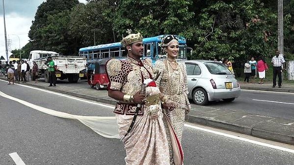 Bride Is Investigated For Using 250 Children To Carry Her Two Mile Long Saree 2 मैल लांबीची साडी सांभाळण्यासाठी 250 शाळकरी मुलं, वधूची चौकशी