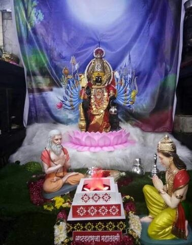 नवरात्रोत्सवाच्या तिसऱ्या दिवशी कोल्हापूरच्या अंबाबाईची अष्ठादशभुजा महालक्ष्मी रुपात पूजा बांधली आहे. अष्ठादश म्हणजेच 18 हातांनी युक्त देवी होय. सर्व देवतांच्या अंशानी युक्त, सिंहवाहिनी दुर्गा होय. महिषासुराचा वध करण्यासाठी देवतांनी आत्मतेजपासून या देवीची निर्मिती केली असं मानलं जातं. देवीच्या 18 हातांमध्ये अक्षमाला, परशू, गदा, बाण, वज्र, कमळ, धनुष्य, ढाल आदी आयुधे आहेत. देवीचा रंग तांबडा असून तिचे मुख धवल आहे. ब्रम्हा-विष्णू-महेश तत्त्वांनी युक्त ही देवता असल्याचंही मानलं जातं.