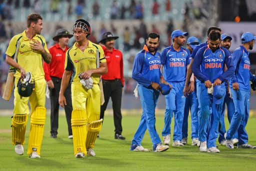 ऑस्ट्रेलियाने इंदूर वन डेमध्ये भारतासमोर ठेवलेल्या 294 धावांचं आव्हान टीम इंडियाने पार केलं आणि विजय मिळवला. वन डे क्रिकेटच्या इतिहासात पहिल्यांदाच भारताने ऑस्ट्रेलियाला सलग तीन वेळा पराभूत केलं आहे.