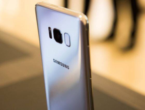 गॅलक्सी S8+ : सॅमसंगच्या गॅलक्सी S8+ स्मार्टफोनच्या किंमतीत तब्बल 7000 रुपयांची सूट देण्यात आली आहे. त्यामुळे 60,900 रुपये किंमतीचा हा फोन 53,900 रुपयांना उपलब्ध आहे. याशिवाय 4000 रुपये अधिक डिस्काउंट देण्यात येत आहे. एचडीएफसी डेबिट आणि क्रेडिट कार्ड यूजर्सला या स्मार्टफोनवर अधिकचं डिस्काउंट देणार आहे. त्यामुळे एचडीएफसी कार्ड यूजर्सला हा स्मार्टफोन 49,900 रुपयांना मिळू शकतो.   