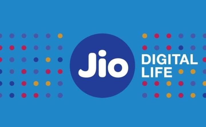 लोकेशन सेटिंग नेहमी चालू ठेवावी लागणार- जिओ फोन वापरत असाल तर कंपनीला तुम्ही कुठे आहात हे नेहमी माहित असेल. कारण लोकेशन संबंधित नोटिफिकेशन आणि माहिती देण्यासाठी तुम्हाला लोकेशन सेटिंग नेहमी चालू ठेवावी लागणार आहे.