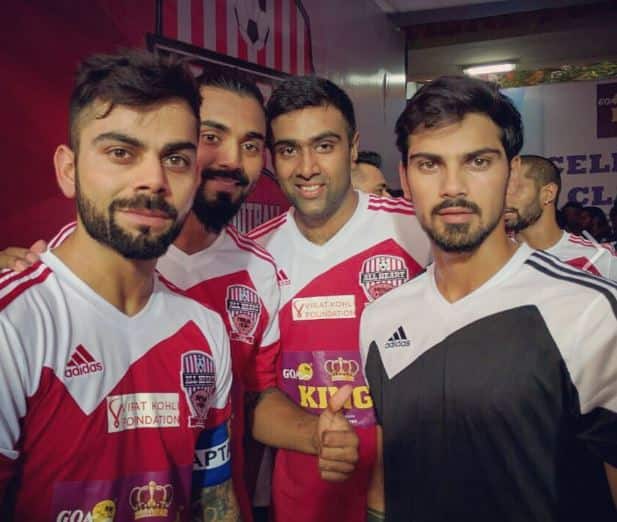 टीम इंडियाचा कर्णधार विराट कोहली हा जगभरातील स्टायलिश आणि फिट खेळाडूंपैकी एक म्हणून ओळखला जातो. शिवाय त्याच्या गुड लूक्समुळे जगभरातील तरुणी त्याच्यावर फिदा आहेत.
