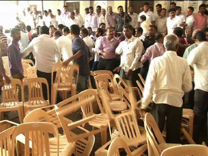Kolhapur Rada Between Satej Patil Mahadev Mahadiks Supporters In Rajaram Sugar Factorys Meeting सतेज पाटील-महादेव महाडिक गट भिडले, कार्यकर्त्यांची हाणामारी
