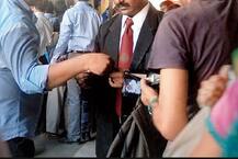 विनातिकीट प्रवास करणाऱ्या प्रवाशाला पकडताना टीसीचा मृत्यू