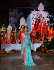 अभिनेत्री काजोल दुर्गा मातेसमोर नतमस्तक 