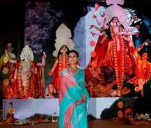 अभिनेत्री काजोल दुर्गा मातेसमोर नतमस्तक 