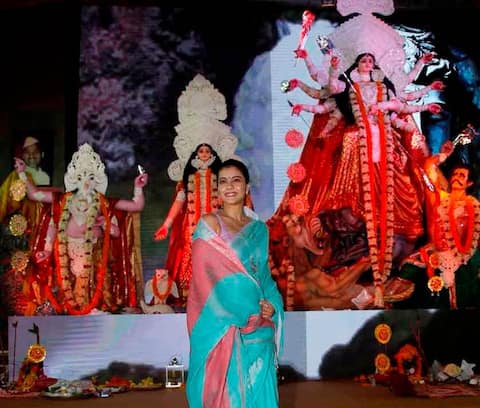 अभिनेत्री काजोल दुर्गा मातेसमोर नतमस्तक अभिनेत्री काजोल दुर्गा मातेसमोर नतमस्तक