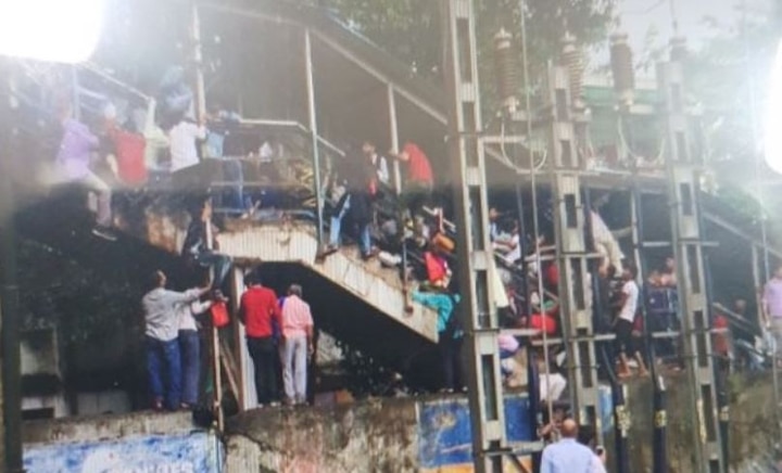 Stampede At Parel Railway Station Bridge Mumbai Mumbai Stampede News Marathi एल्फिन्स्टन स्टेशनवर नेमकं काय घडलं?