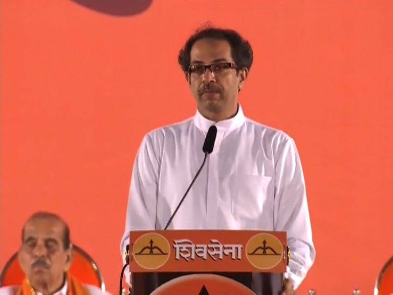 Uddhav Thackeray Addressed At Shivaji Park Latest Updates गाईला जपायचं अन् ताईला झोडायचं, हे कसलं हिंदुत्त्व? : उद्धव ठाकरे