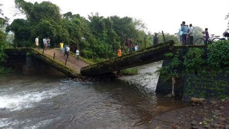 Bridge Collapse In Kolhapur Latest Update सार्वजनिक बांधकाम मंत्र्यांच्या जिल्ह्यात पूल कोसळला, सुदैवाने जीवितहानी नाही