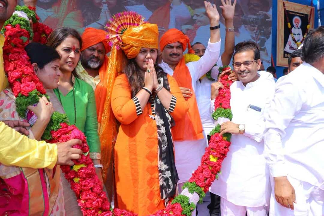 Pankaja Munde Addressed People At Sawargaon Latest Updates भगवानगडावर शुकशुकाट, सावरगावातील पंकजांच्या सभेला तुफान गर्दी