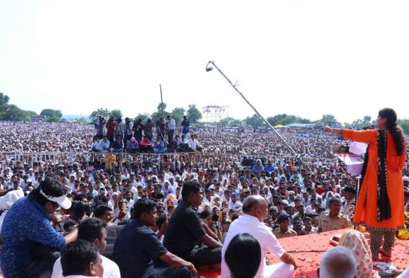 भगवानगडावर शुकशुकाट, सावरगावातील पंकजांच्या सभेला तुफान गर्दी