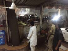 दसरा मेळाव्यानंतर शिवसैनिकांचं राज ठाकरेंशी हस्तांदोलन