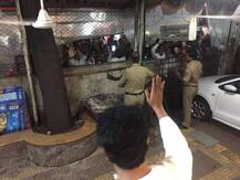 दसरा मेळाव्यानंतर शिवसैनिकांचं राज ठाकरेंशी हस्तांदोलन