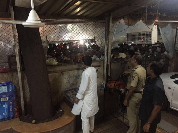 या शिवसैनिकांनी राज ठाकरेंना कंपाऊंडबाहेरुनच हाका मारण्यास सुरुवात केली. ‘राजसाहेब बाहेर या’ अशा घोषणा सुरु झाल्या. तिथे सुरक्षेसाठी उपस्थित असलेल्या पोलिसांनी त्यांना गप्प करण्याचा, अडवण्याचा प्रयत्न केला. मात्र शिवसैनिकांना राज ठाकरेंना उद्देशून आपल्या घोषणा सुरुच ठेवल्या.