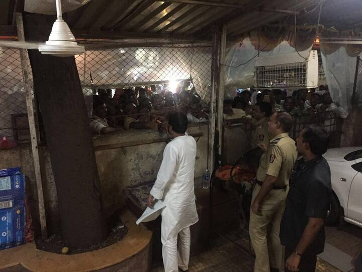 राज ठाकरेंनी सुरुवातीला हाका मारणाऱ्या शिवसैनिकांना आतूनच अभिवादन केलं. मात्र शिवसैनिक घोषणा देण्याचे काही थांबत नव्हते. मग अखेर राज ठाकरे स्वत: बाहेर आले आणि त्यांनी तिथे जमलेल्या शिवसैनिकांना हस्तांदोलन केले.