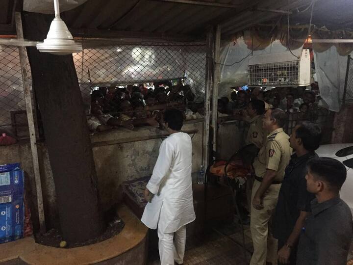 राज ठाकरेंनी आपली हाक ऐकून बाहेर येणे आणि हस्तांदोलन करणे, या सर्व गोष्टींमुळे शिवसैनिक अत्यंत भारावून गेले.