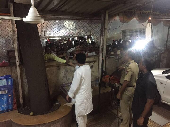 त्यावेळी राज ठाकरे तळमजल्यावर काचेच्या खोलीत काहीतरी लेखन करत बसले होते. किंवा व्यंगचित्र वगैरे रेखाटत असावेत. त्यावेळी बाहेरुन जाणाऱ्या शिवसैनिकांना राज ठाकरे दिसले आणि ते जागच्या जागी थांबले.