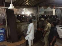 दसरा मेळाव्यानंतर शिवसैनिकांचं राज ठाकरेंशी हस्तांदोलन