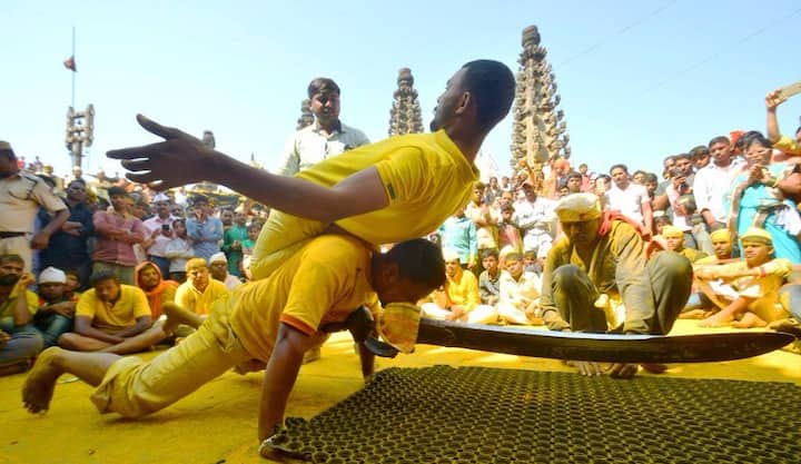 महाराष्ट्राचं लोकदैवत असणाऱ्या खंडेरायाच्या जेजुरी दरवर्षी पारंपारिक पद्धतीने ‘मर्दानी दसऱ्याचं’ आयोजन करण्यात येतं. तब्बल 15 तासांपेक्षाही जास्त काळ हा सोहळा गडावर संपन्न झाला. (सर्व फोटो : विजयकुमार हरिश्चंद्रे)