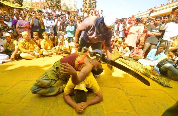 42 किलो वजनी तलवार मराठा सरदार महिपतराव आणि रामराव पानसे यांनी 250 वर्षांपूर्वी अर्पण केली. तेव्हापासून दसऱ्याच्या दुसऱ्या दिवशी पालखी सोहळा गडावर आला की ती उचलली जाते.