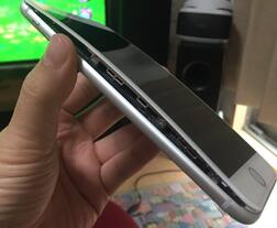 चार्जिंग करताना आयफोन 8 प्लस फुटला, चौकशी सुरु