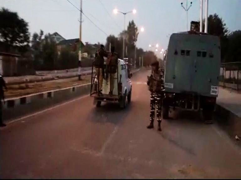 LIVE : श्रीनगरमध्ये बीएसएफ कॅम्पवर मोठा दहशतवादी हल्ला Srinagar Attack Suicide Attack At Bsf Camp Near Srinagar Airport Live Marathi News Updates LIVE : श्रीनगरमध्ये बीएसएफ कॅम्पवर मोठा दहशतवादी हल्ला