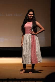 एमजीएममध्ये गांधी जयंतीनिमित्त खादीच्या कपड्यांचं सादरीकरण