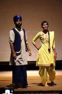 एमजीएममध्ये गांधी जयंतीनिमित्त खादीच्या कपड्यांचं सादरीकरण