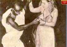 सोशल मीडियावर व्हायरल होणाऱ्या गांधीजींच्या फोटोचं व्हायरल सत्य