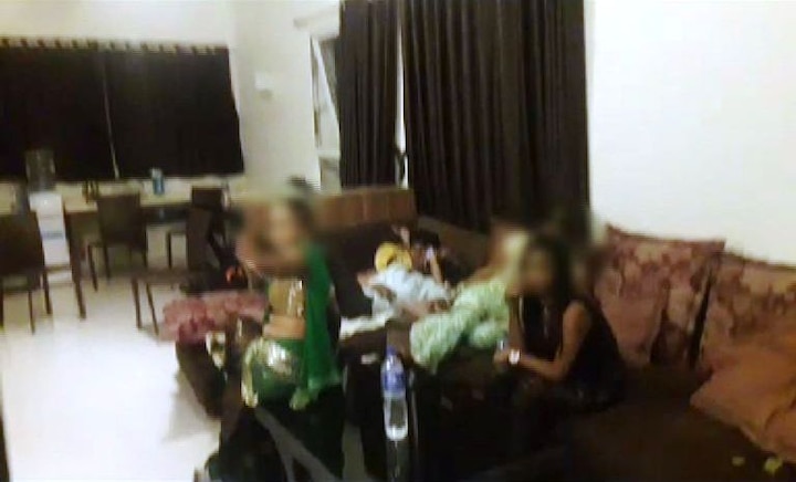 Nashik Police Raids At Resort 15 Arrested Including 7 Girls For Vulgar Dance नाशकात रिसॉर्टवर छापा, बीभत्स नृत्य करणाऱ्या 7 मुलींसह 15 जण अटकेत