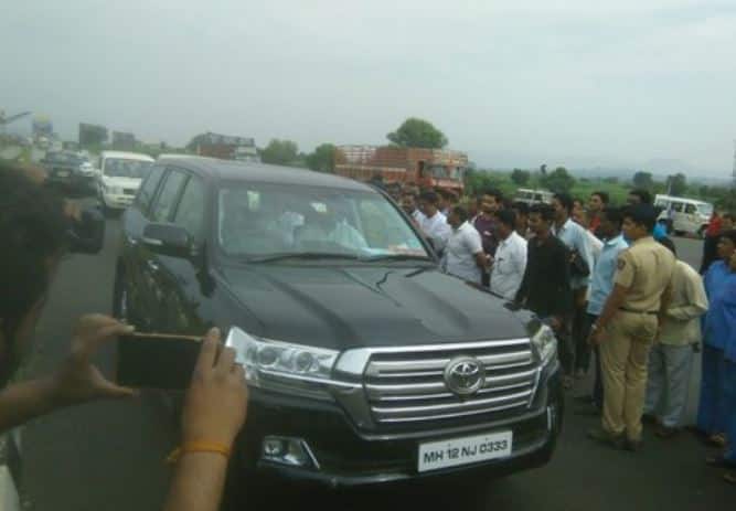 Udayanraje Bhosale Drives Sharad Pawars Car पवारांच्या गाडीचं स्टेअरिंग उदयनराजेंच्या हातात