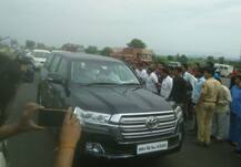 पवारांच्या गाडीचं स्टेअरिंग उदयनराजेंच्या हातात