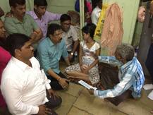 एलफिन्स्टन दुर्घटना : हळदणकर कुटुंबियांना शिवसेना आमदाराकडून मदत